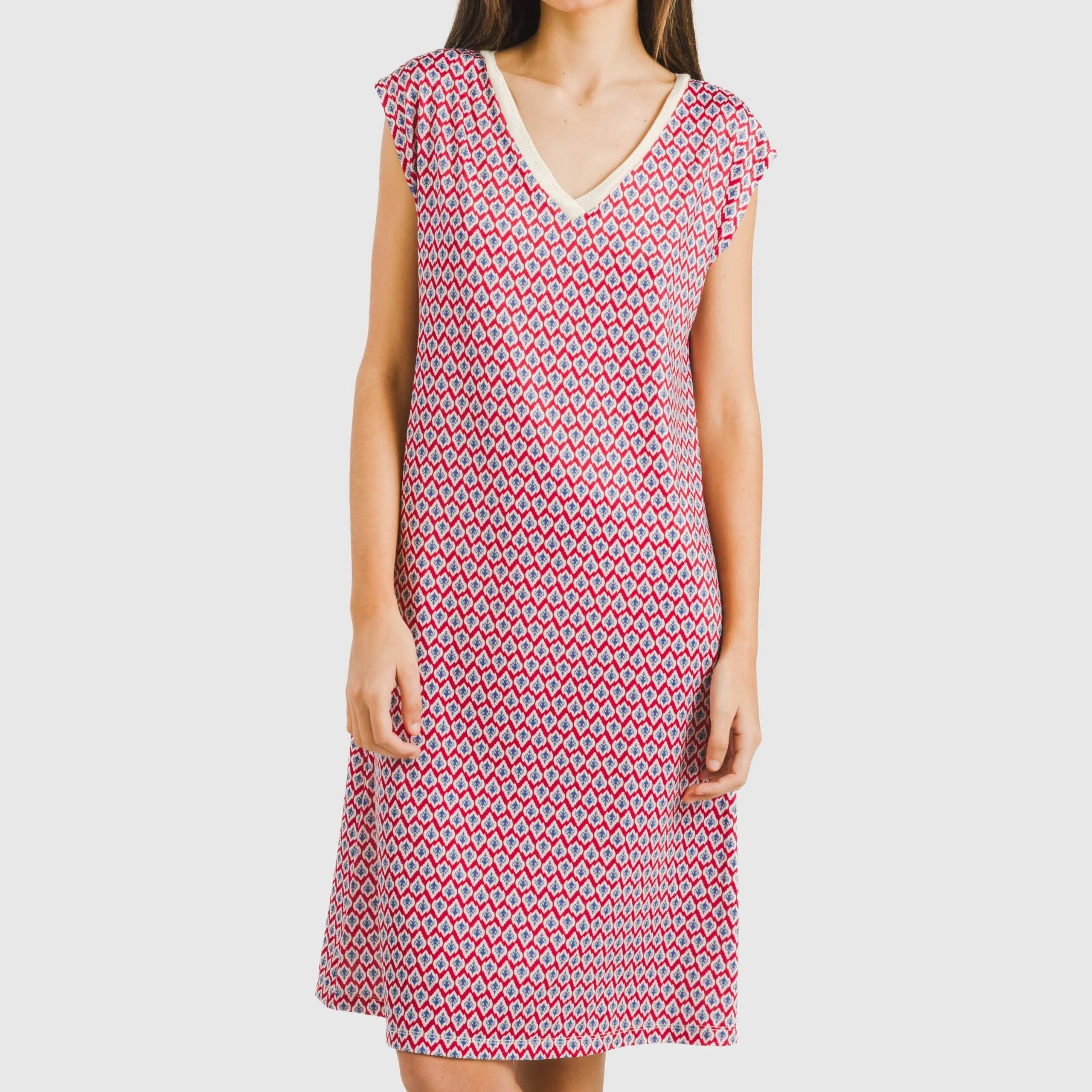 Vestido curto Arizona em tom borgonha, com mangas fluidas e macias.