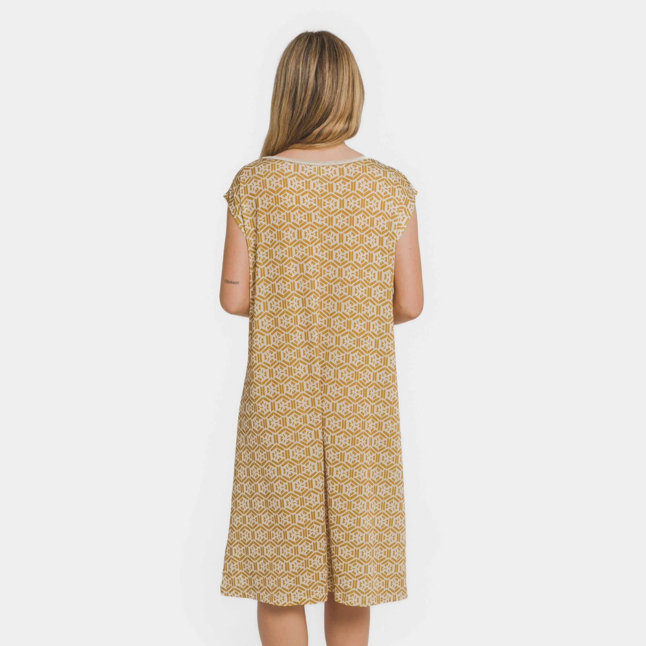 Vestido curto Virginia em tom ocre suave com mangas fluidas.