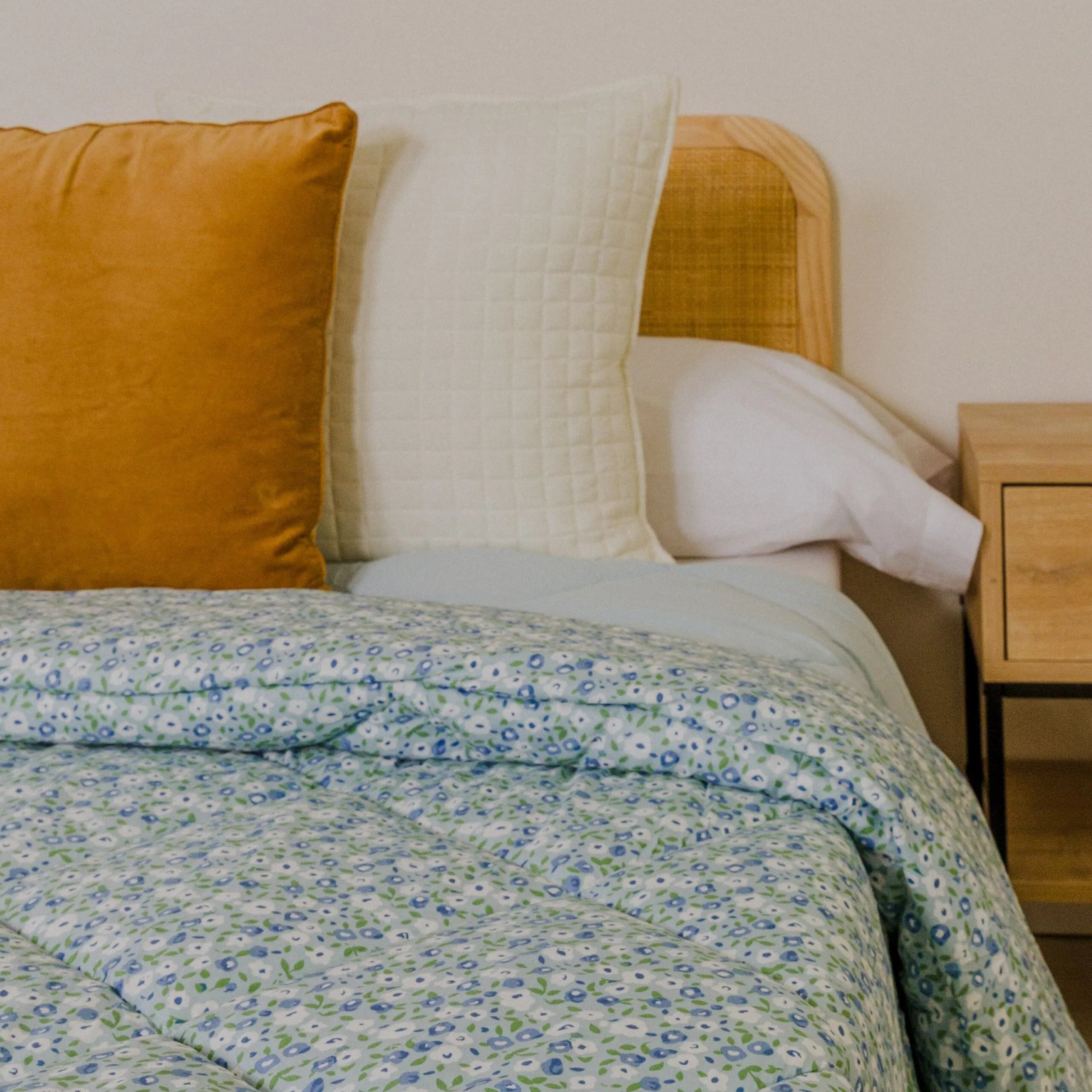 Edredom estampado em azul claro e vibrante