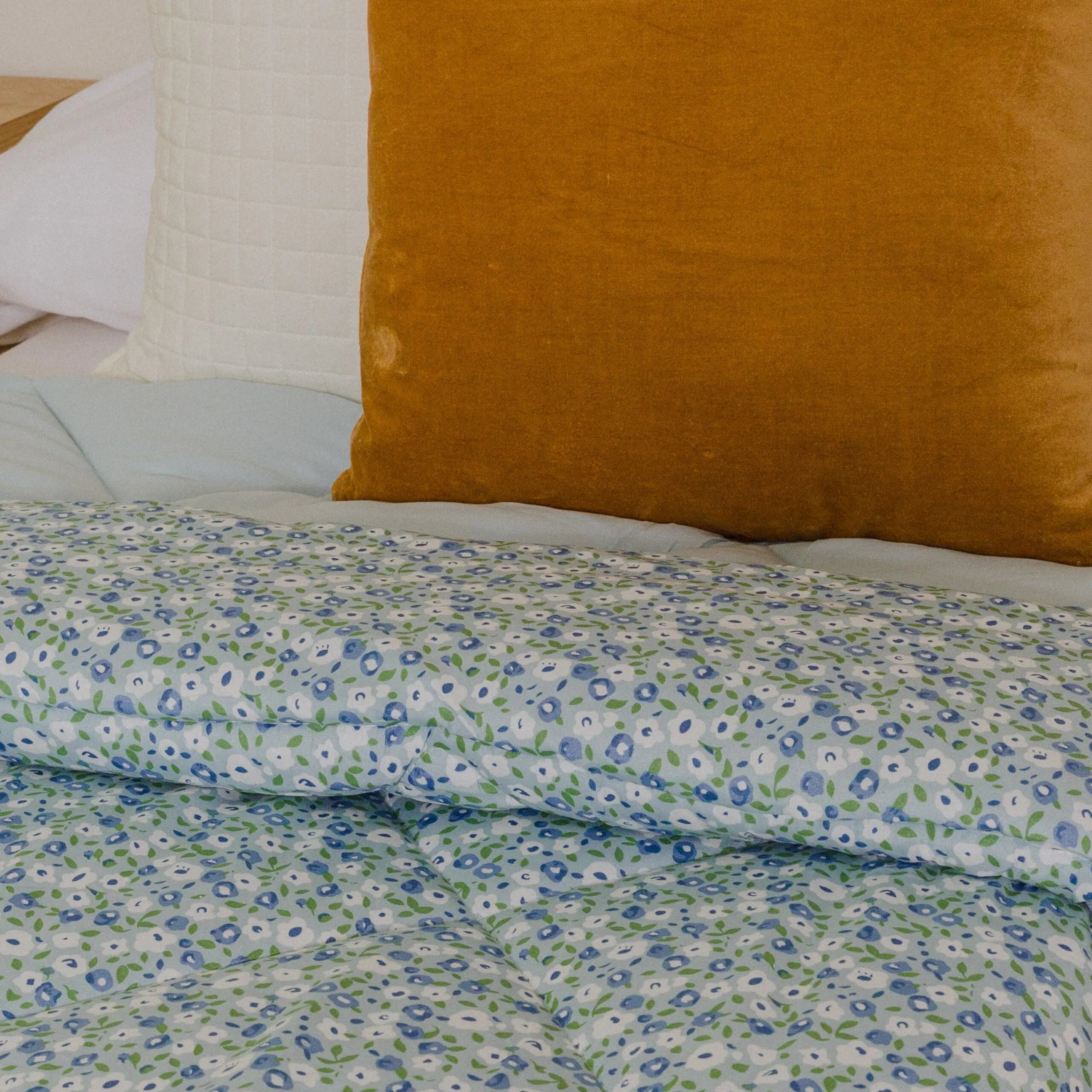 Edredom estampado em azul claro e vibrante