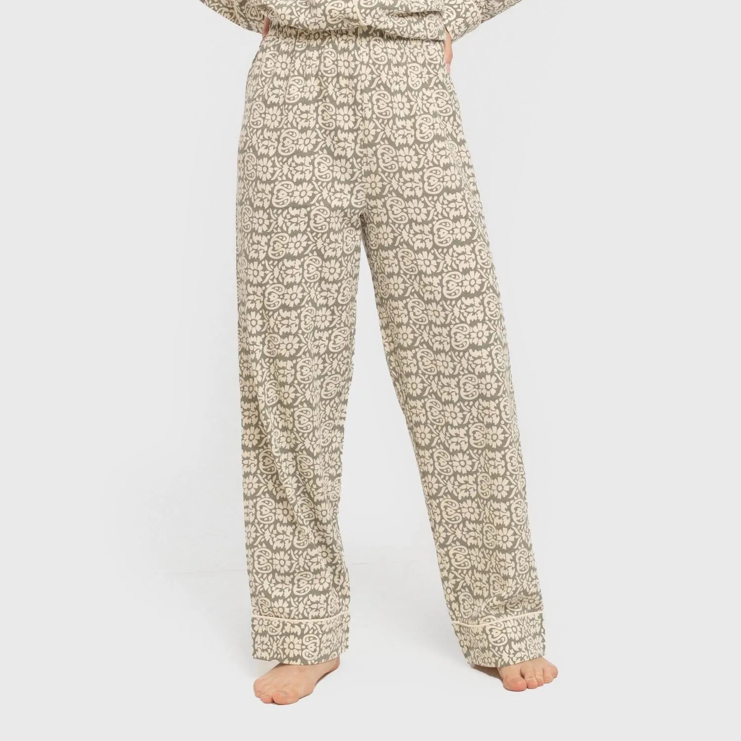 Pijama feminino Matilde, modelo camisa longa de algodão, verde estilo caça.