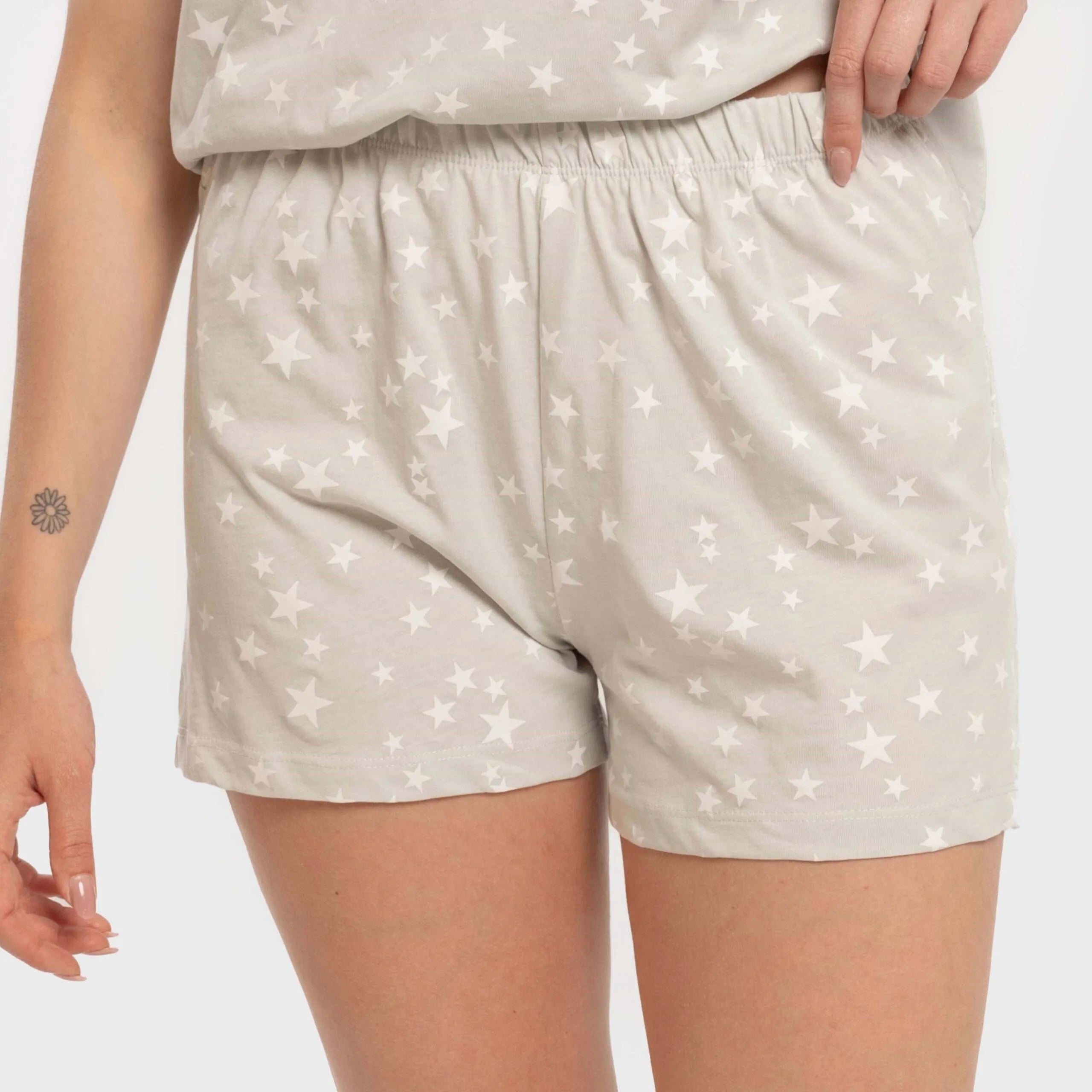 Pijama feminino de algodão com mangas curtas, estampa de estrelinhas, cinza.