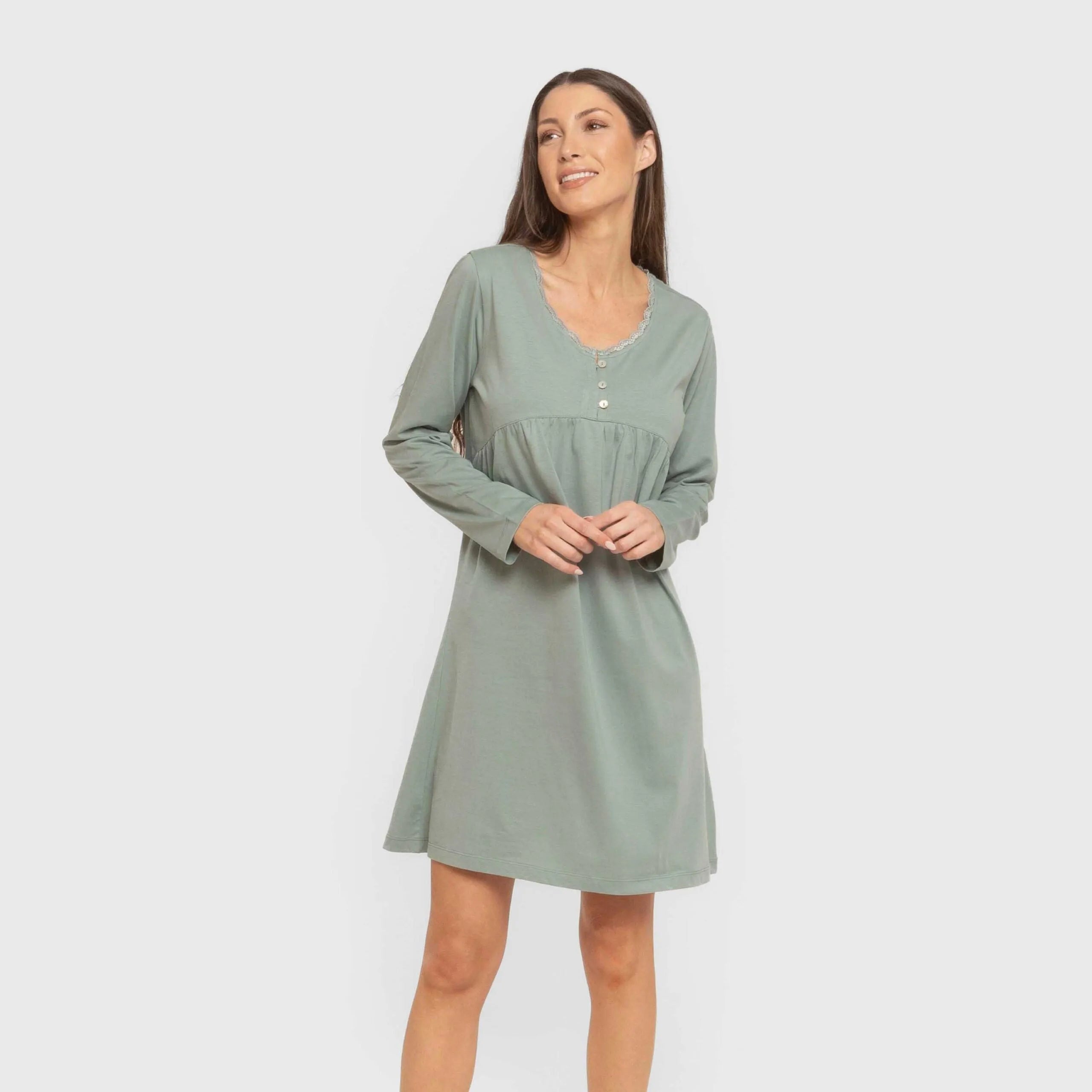 Camisola de algodão com mangas compridas e renda simples.