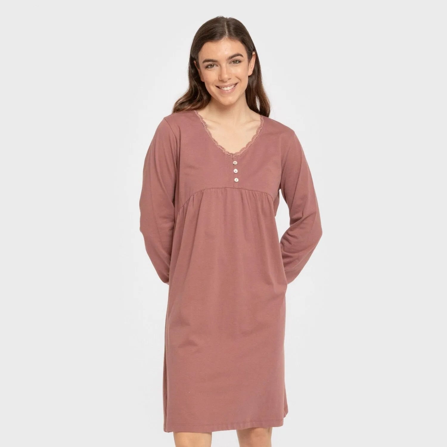 Camisola de algodão com mangas compridas e renda simples.