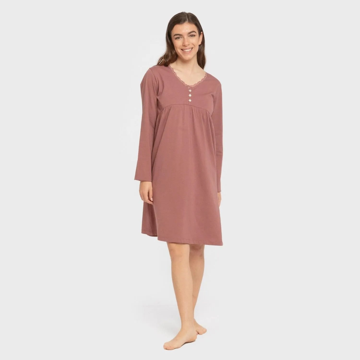 Camisola de algodão com mangas compridas e renda simples.