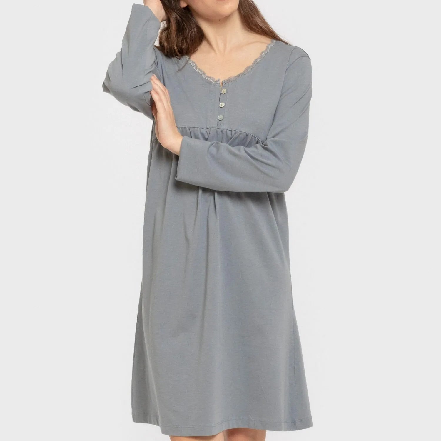 Camisola de algodão com mangas compridas e renda simples.