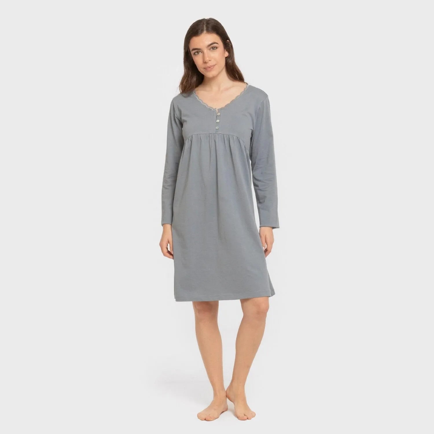 Camisola de algodão com mangas compridas e renda simples.