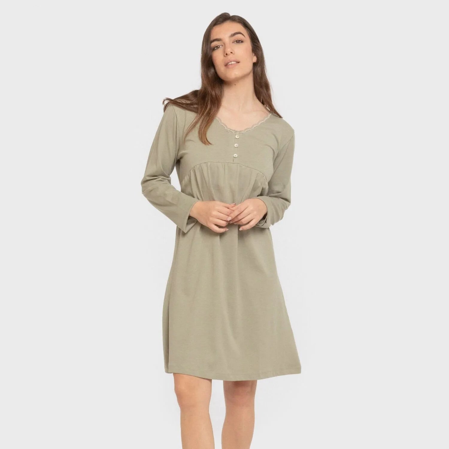 Camisola de algodão com mangas compridas e renda simples.