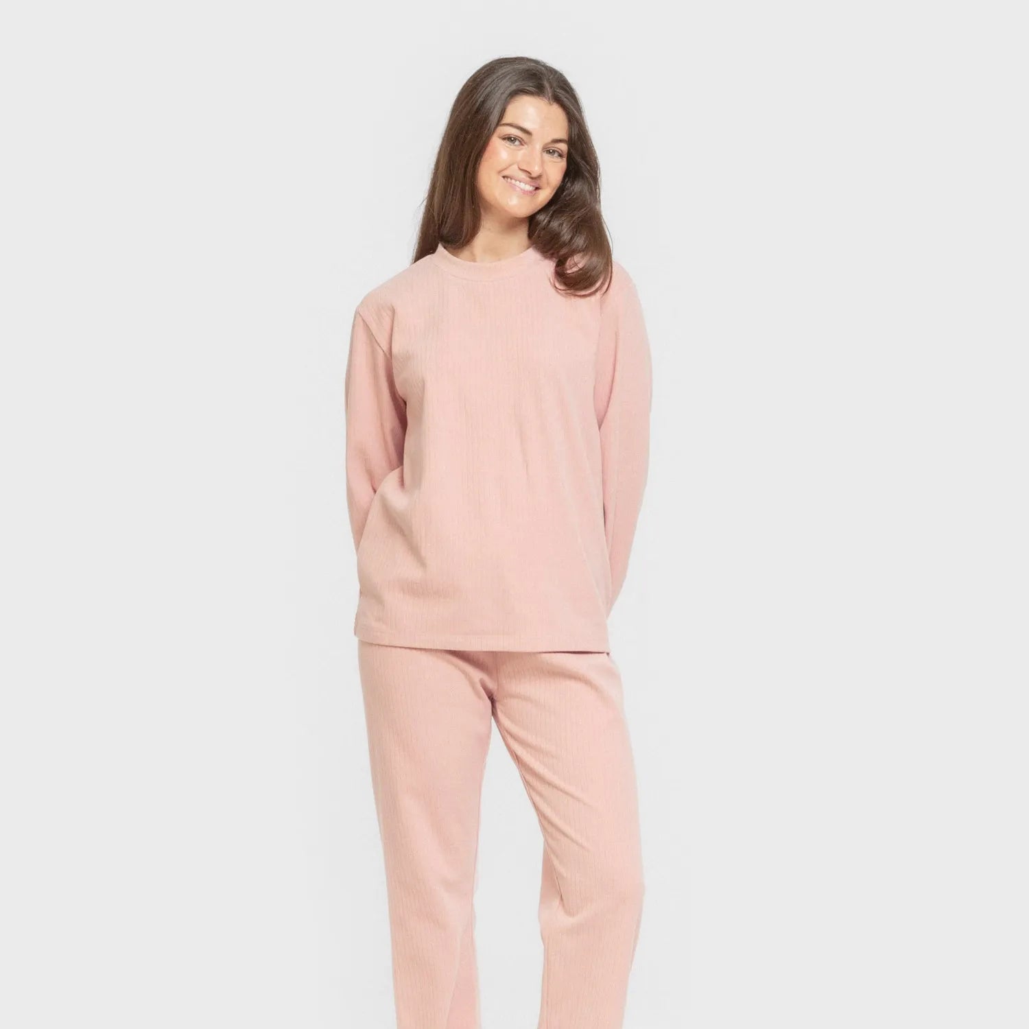Pijama feminino liso com listras largas e textura canelada.