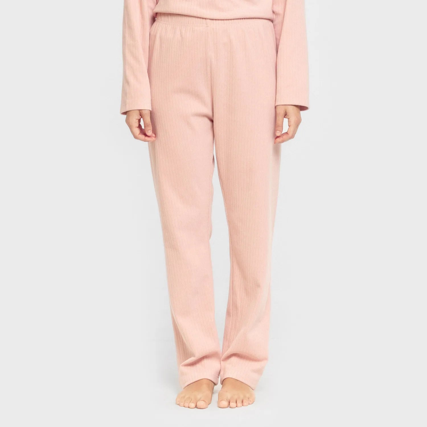 Pijama feminino liso com listras largas e textura canelada.