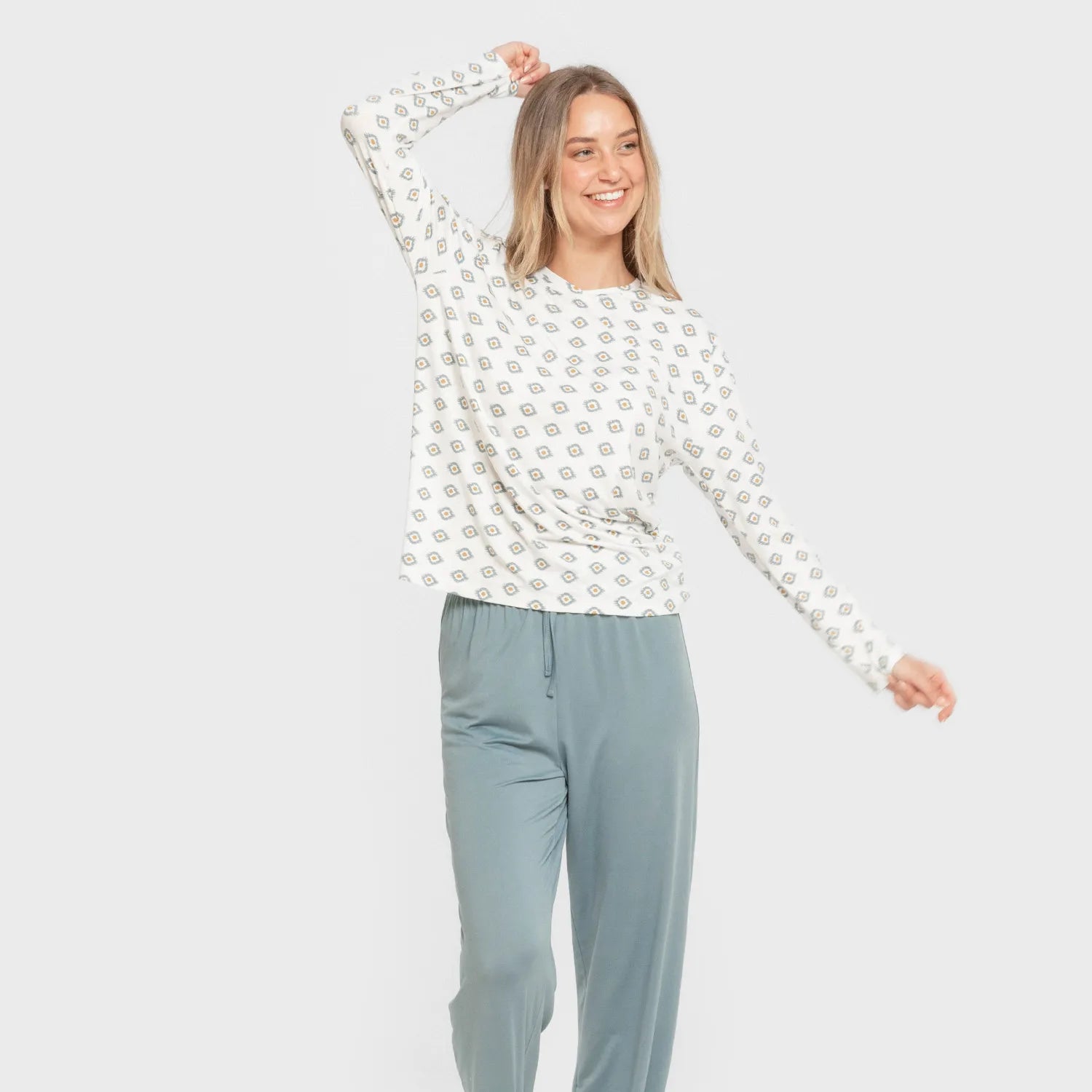 Pijama longo feminino Joy, macio e confortável, na cor azul-turquesa.