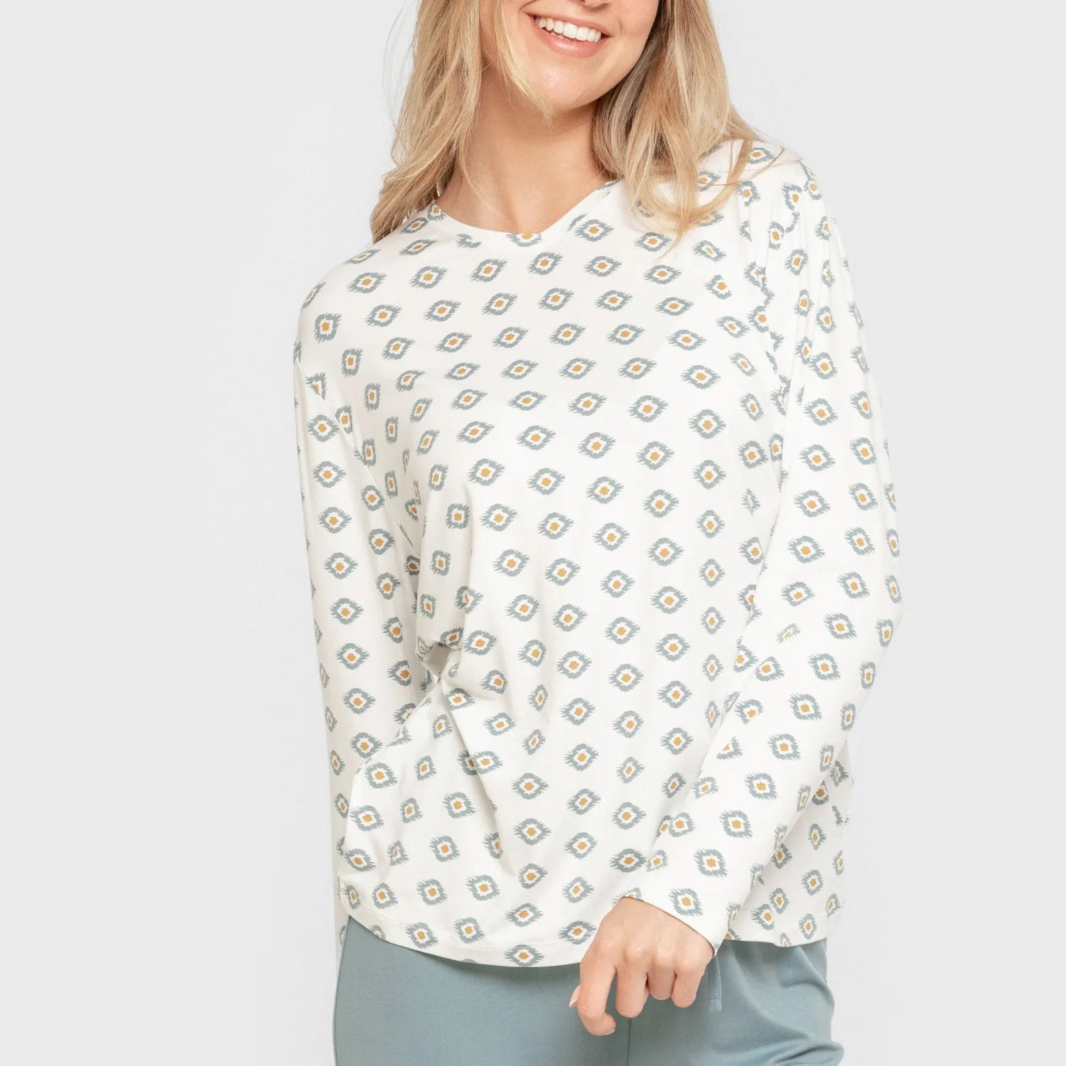 Pijama longo feminino Joy, macio e confortável, na cor azul-turquesa.