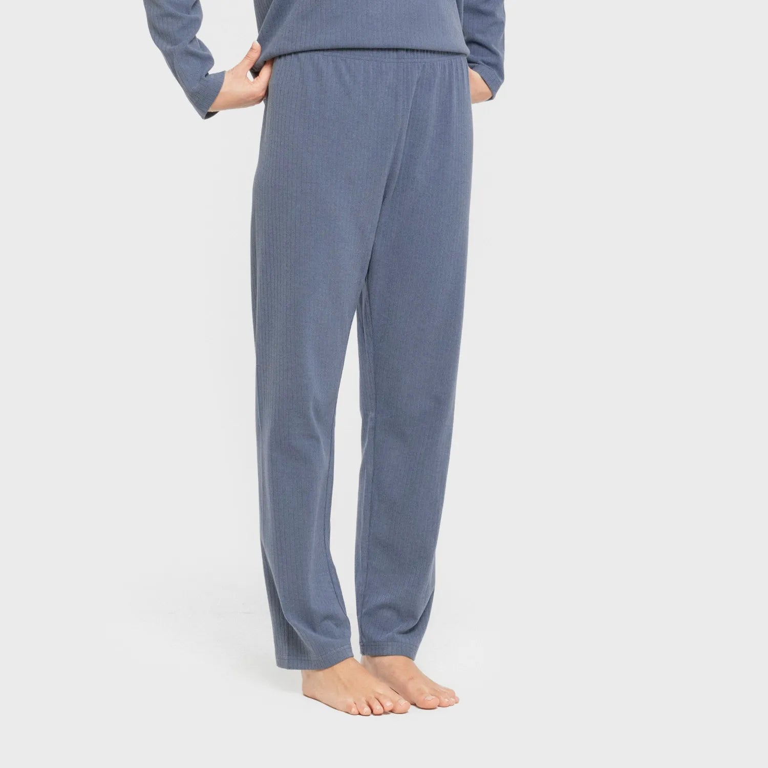 Pijama feminino liso com listras largas e textura canelada.