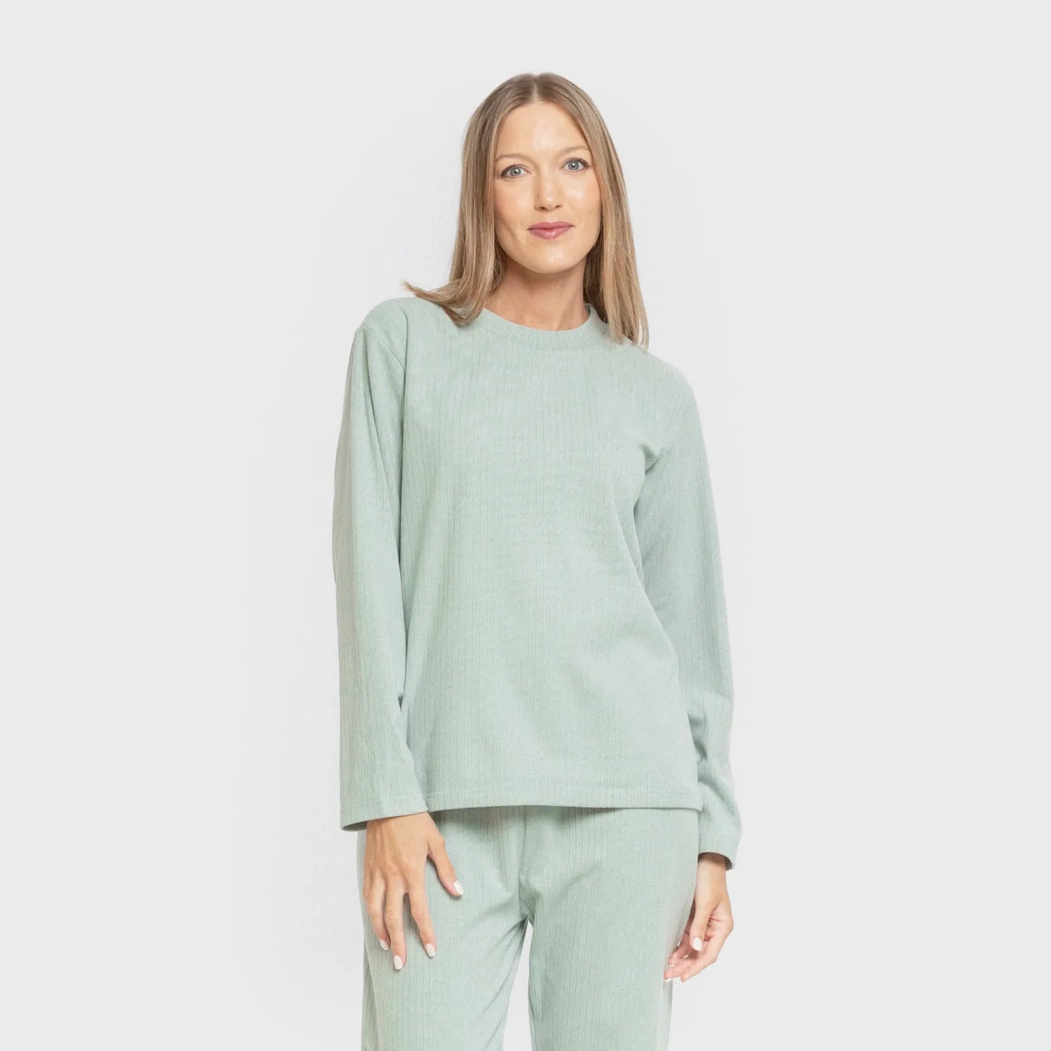 Pijama feminino liso com listras largas e textura canelada.