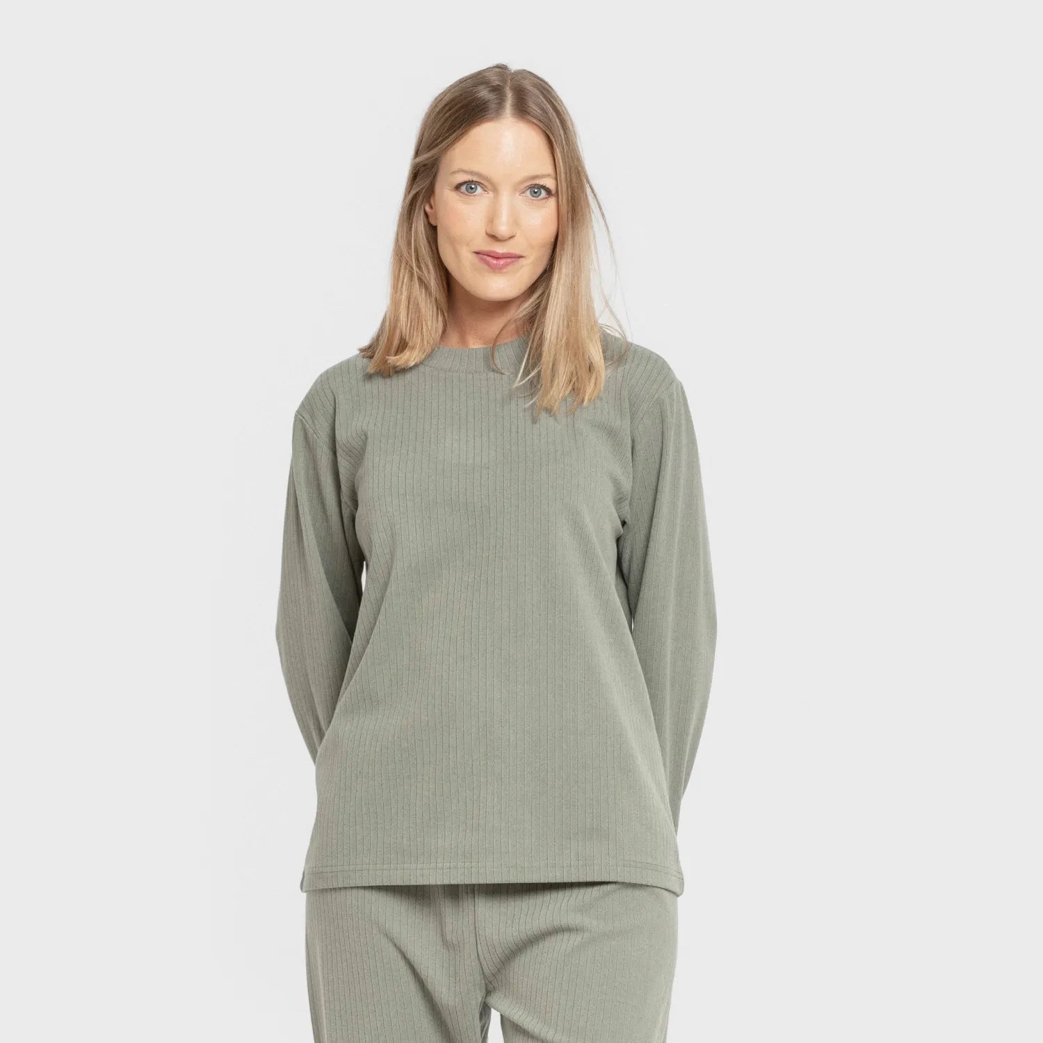 Pijama feminino liso com listras largas e textura canelada.