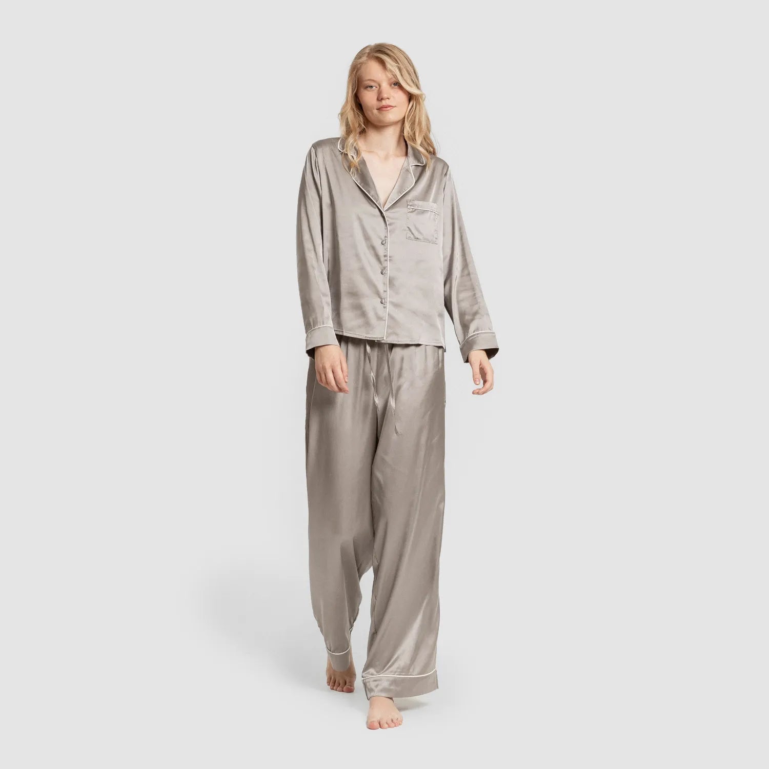 Pijama longo de cetim feminino sexta-feira
