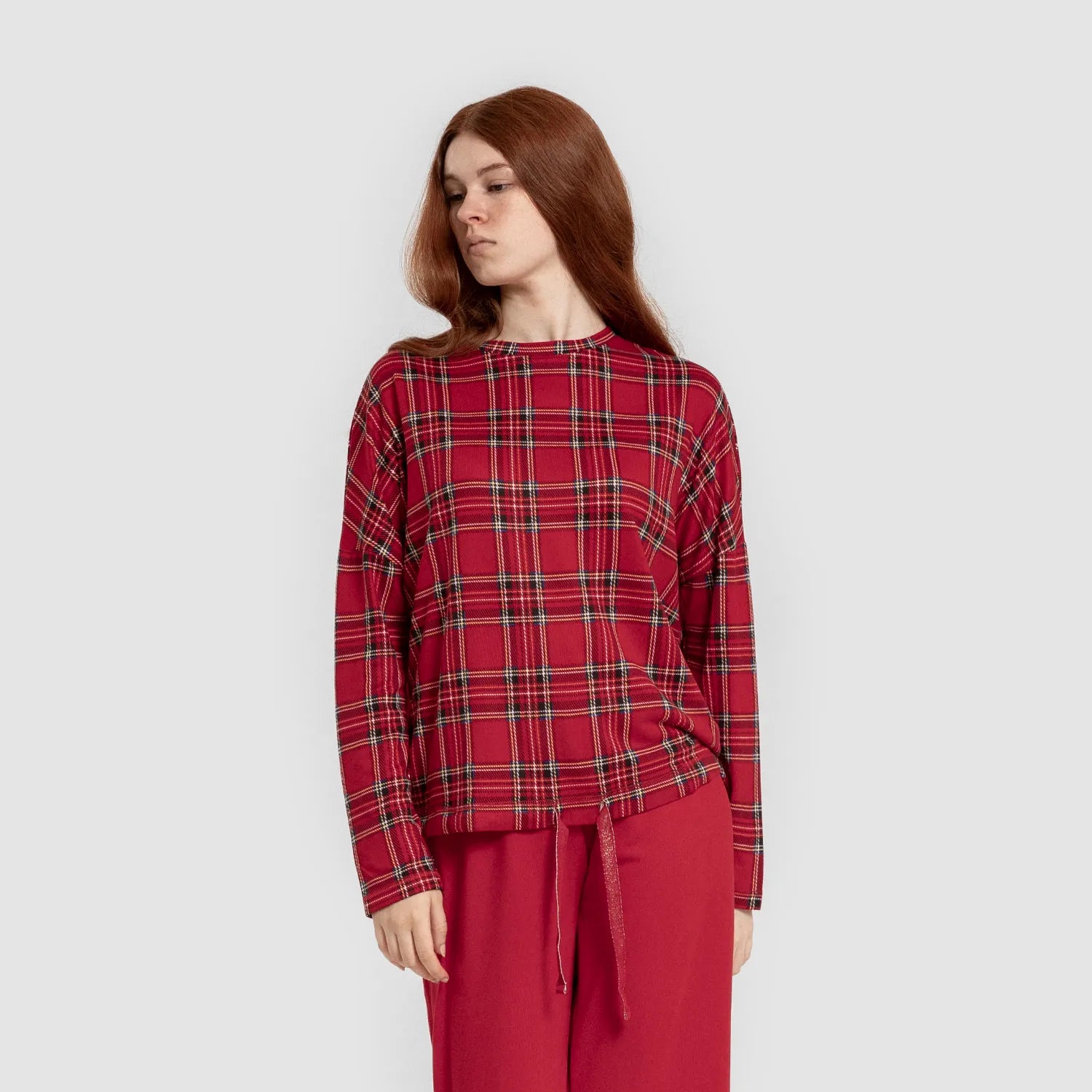 Pijama comprido feminino Secret, modelo Nicolas com estampa xadrez vermelha.