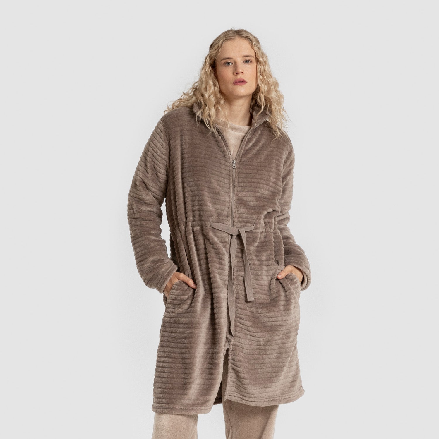 Bata terciopelo raya cremallera marrón