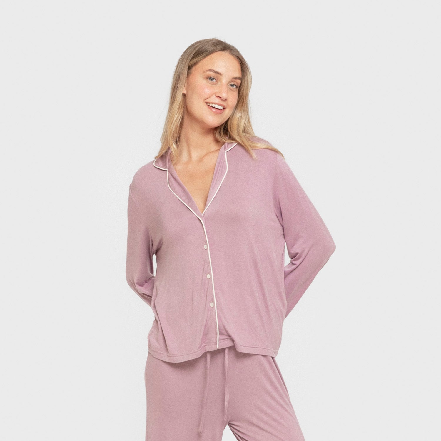 Pijama feminino de manga comprida em viscose, cor berinjela, tecido seco.