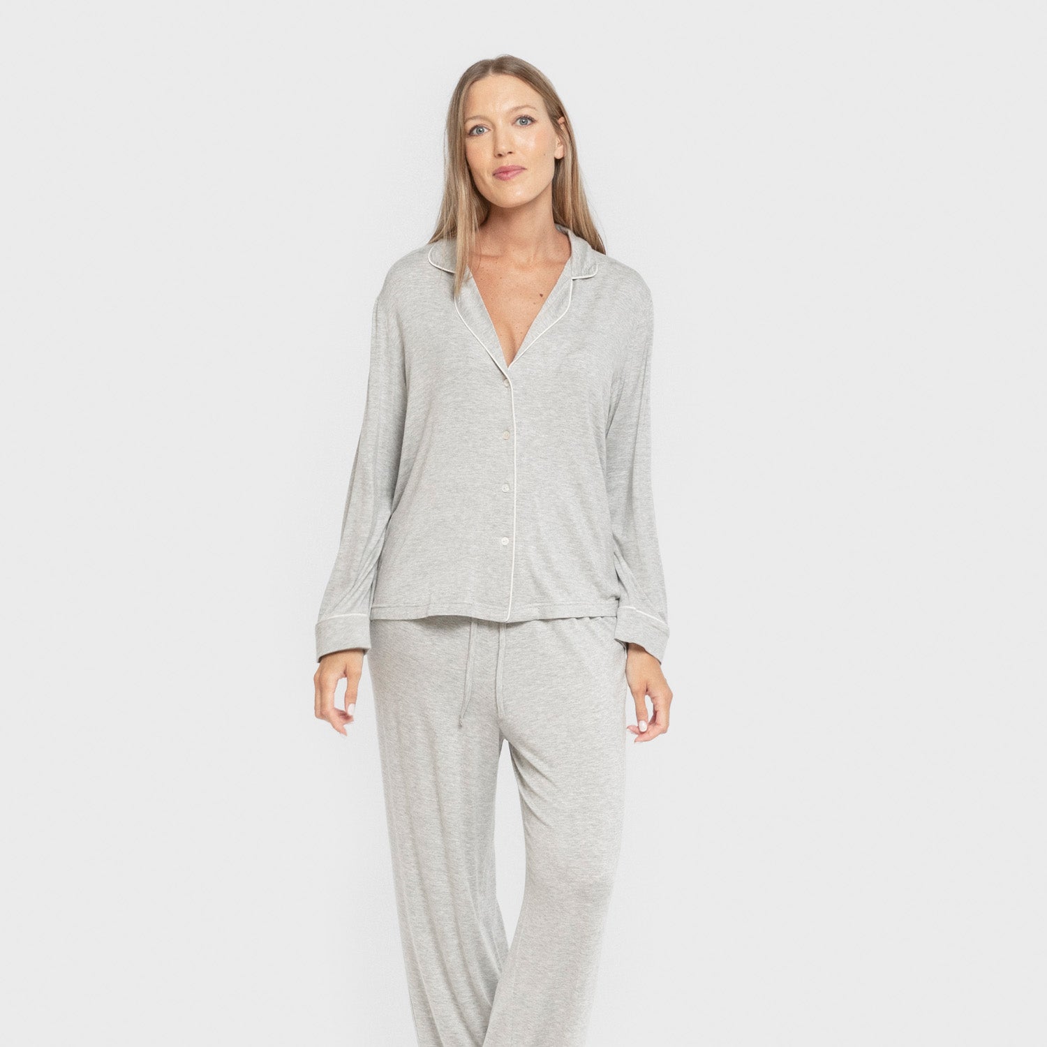 Pijama feminino de manga comprida em viscose, estilo camisa, cinza.