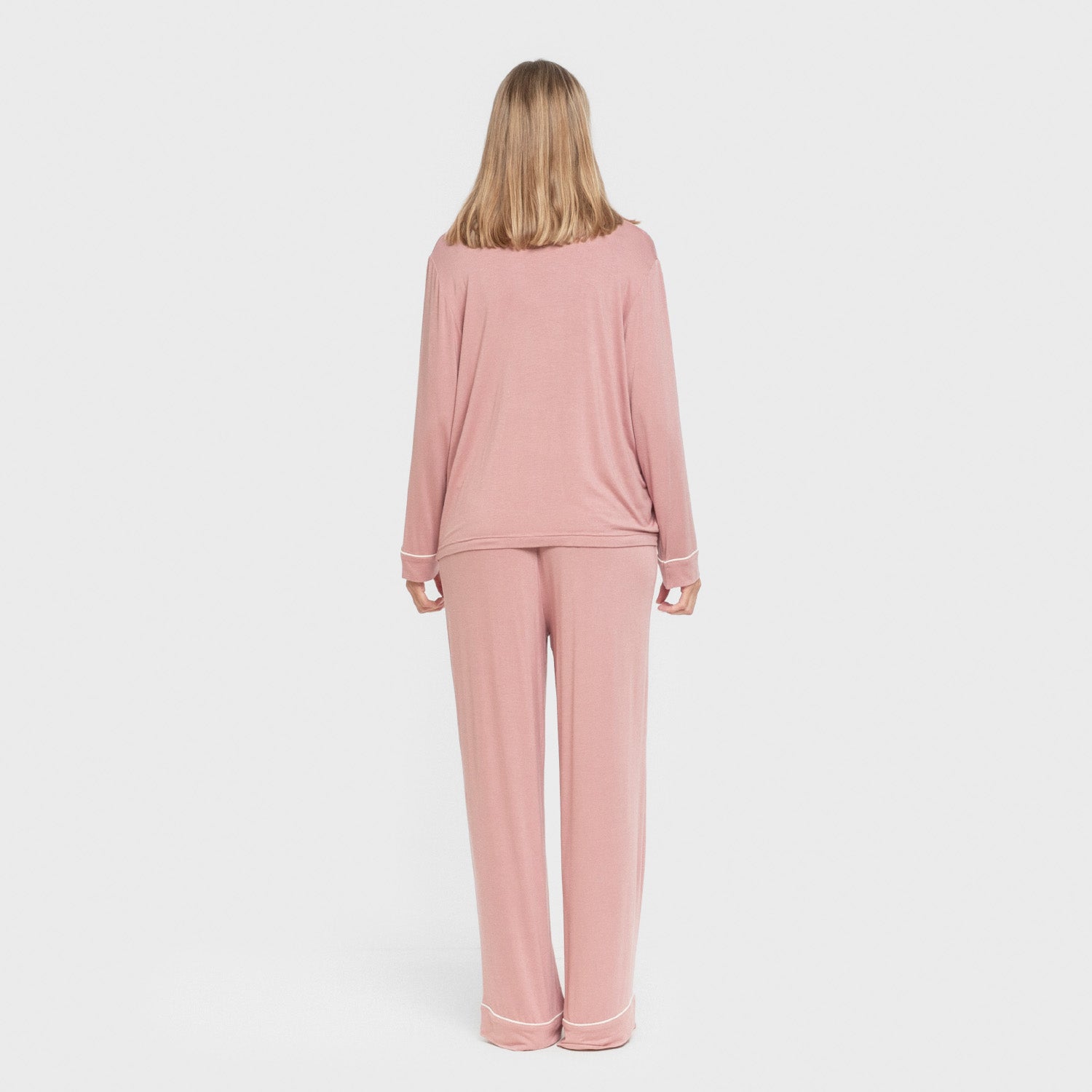 Pijama feminino de manga comprida em viscose na cor rosa malva, estilo camisa.