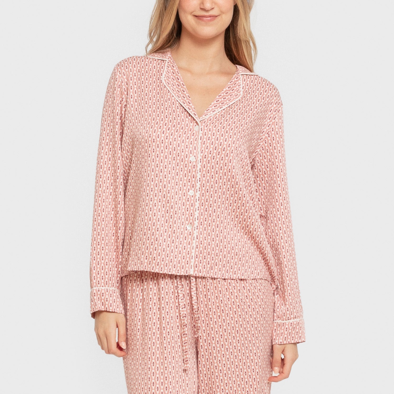Pijama feminino Leonor Marsala em viscose, estilo camisa, manga comprida.