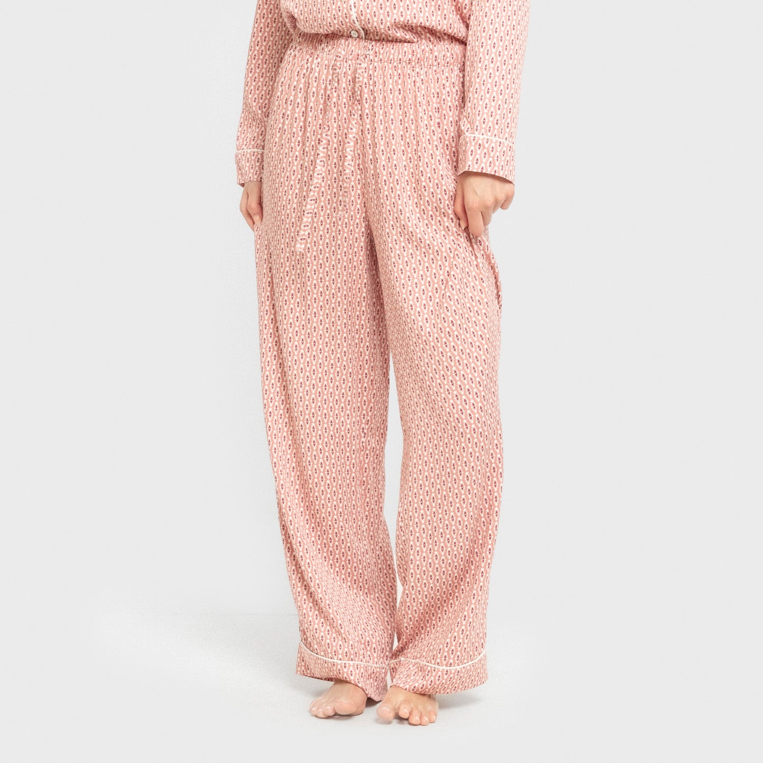 Pijama feminino Leonor Marsala em viscose, estilo camisa, manga comprida.