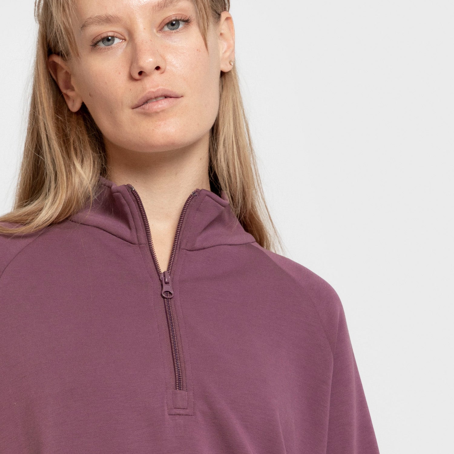 Blusa de moletom feminina estilo modal com meio zíper, cor berinjela.