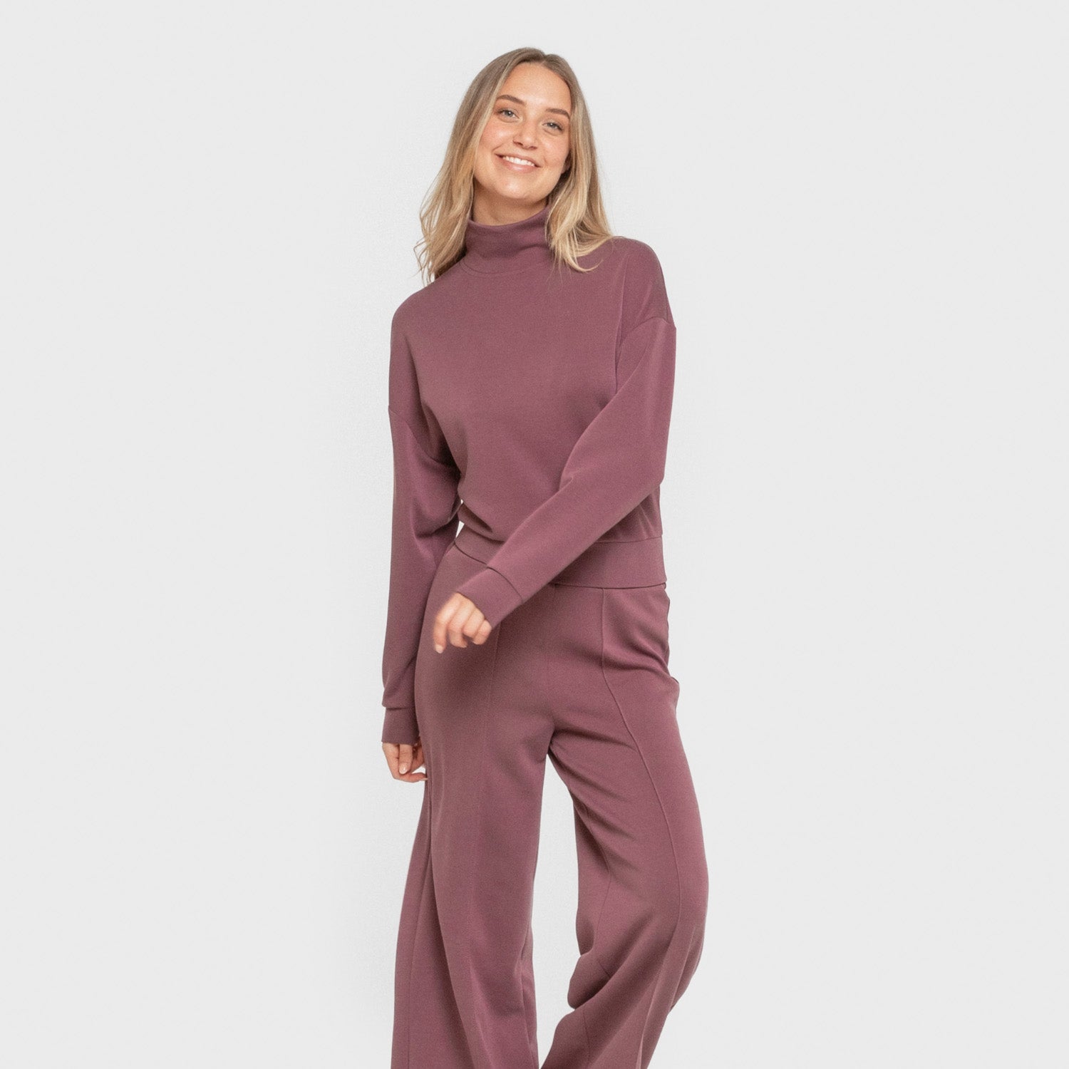 Blusa de moletom feminina de gola alta em modal, cor berinjela.