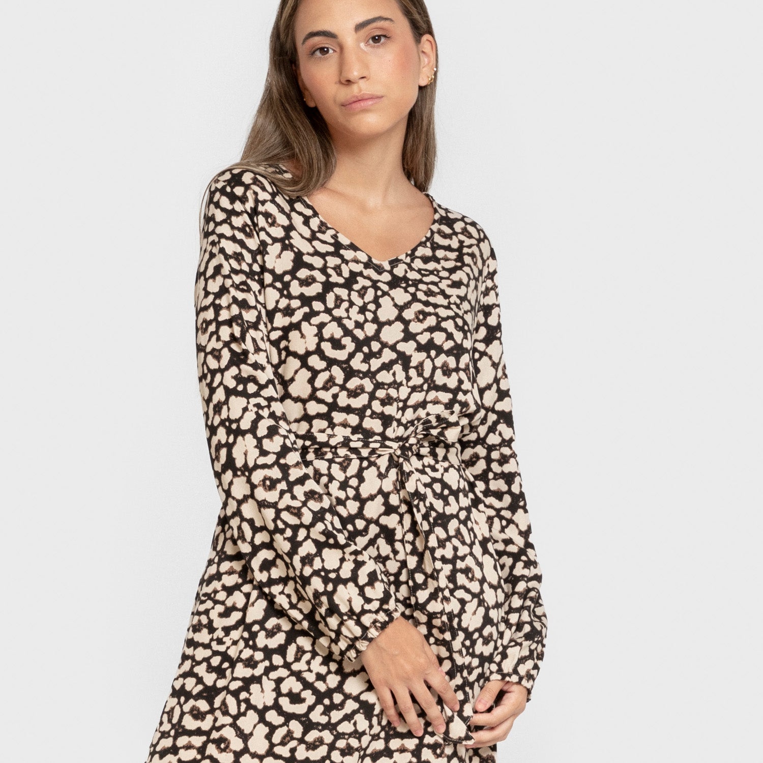 Vestido midi preto de viscose com mangas compridas em V da Vitamin.