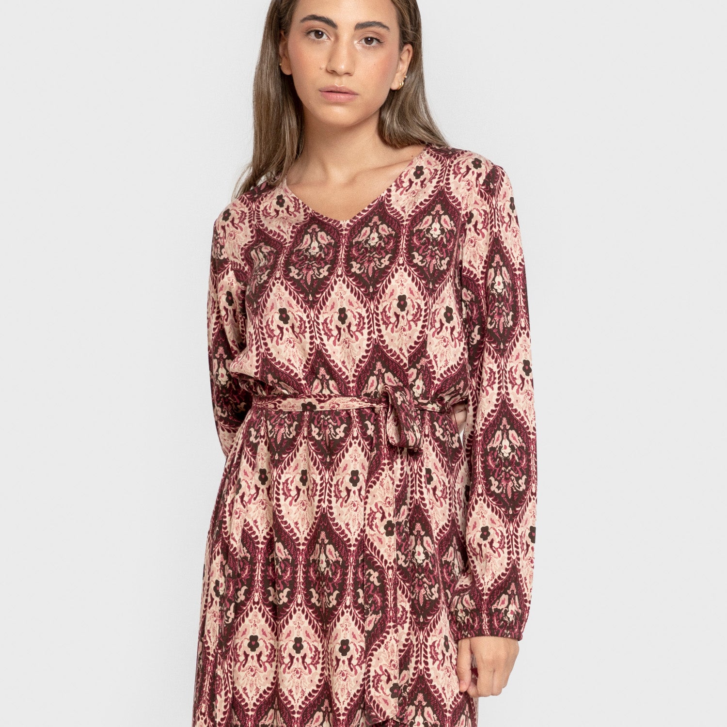 Vestido midi em viscose ceramida com mangas compridas em V.