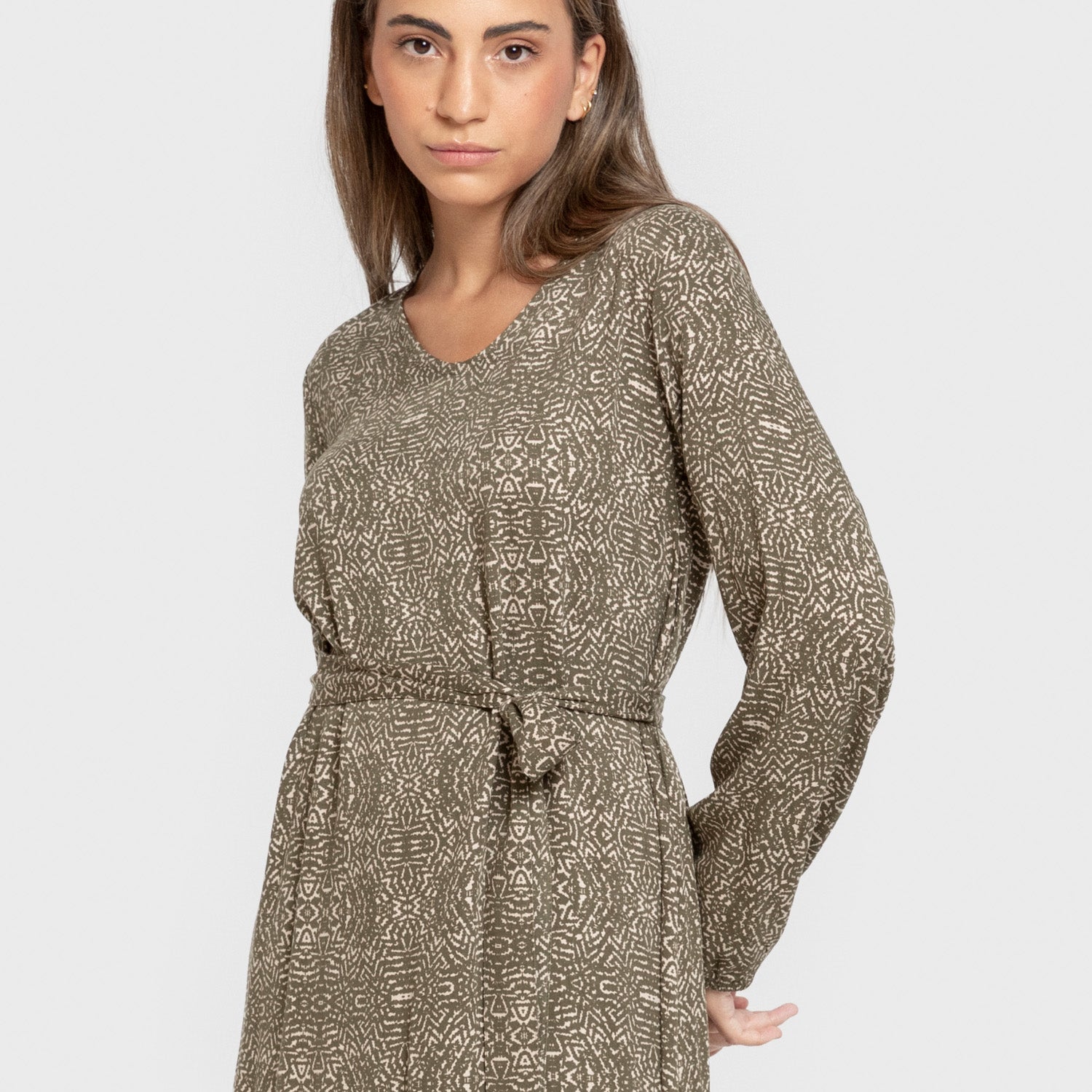 Vestido midi de manga comprida em viscose com decote em V e estampa de dálias em verde-caça.