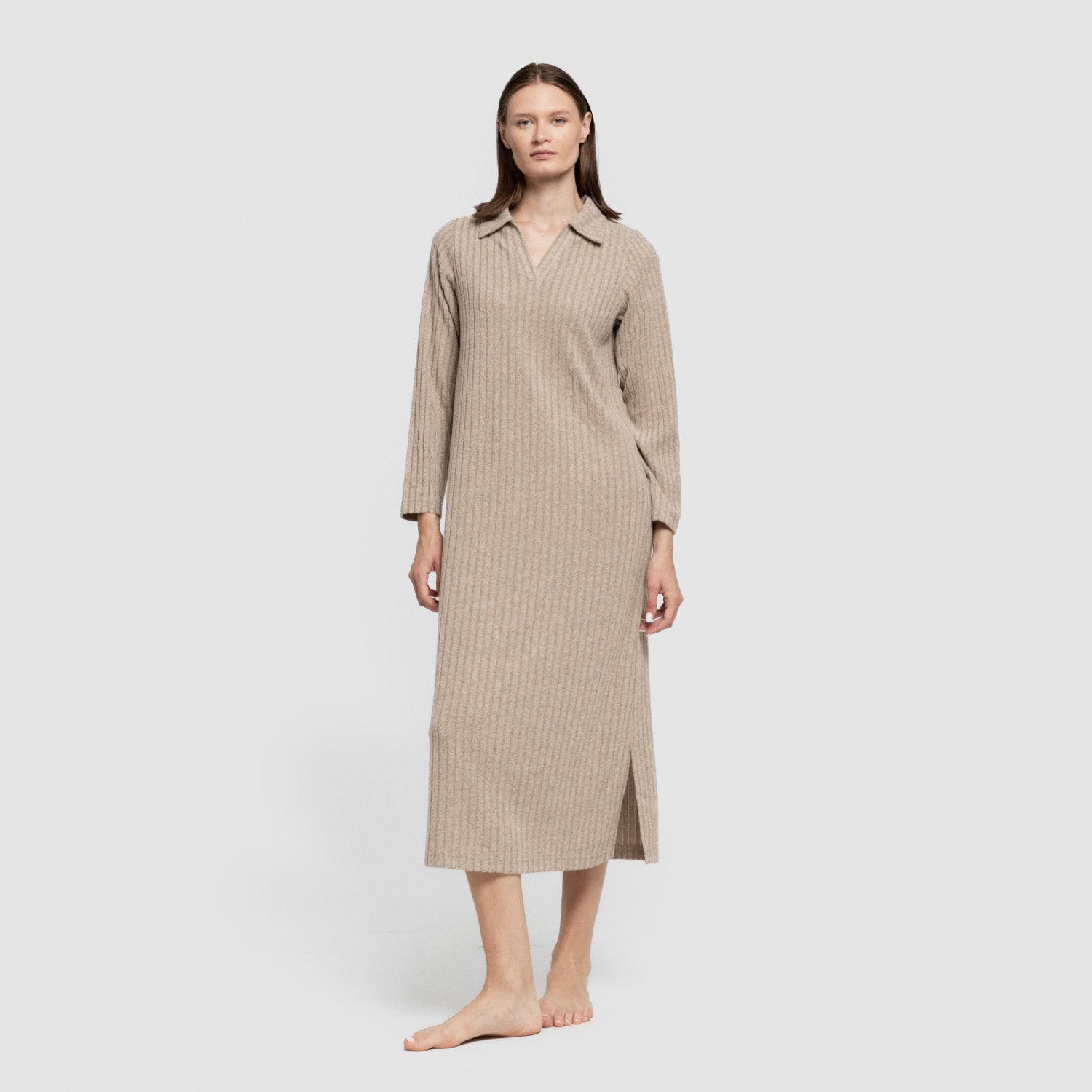 Vestido feminino bege de manga comprida com lapela canelada e modelagem 4x2.