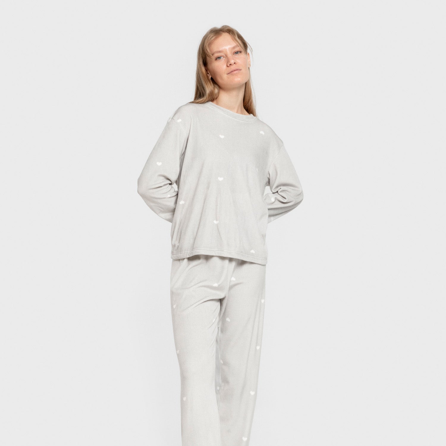 Pijama feminino de veludo super macio com estampa de corações cinza