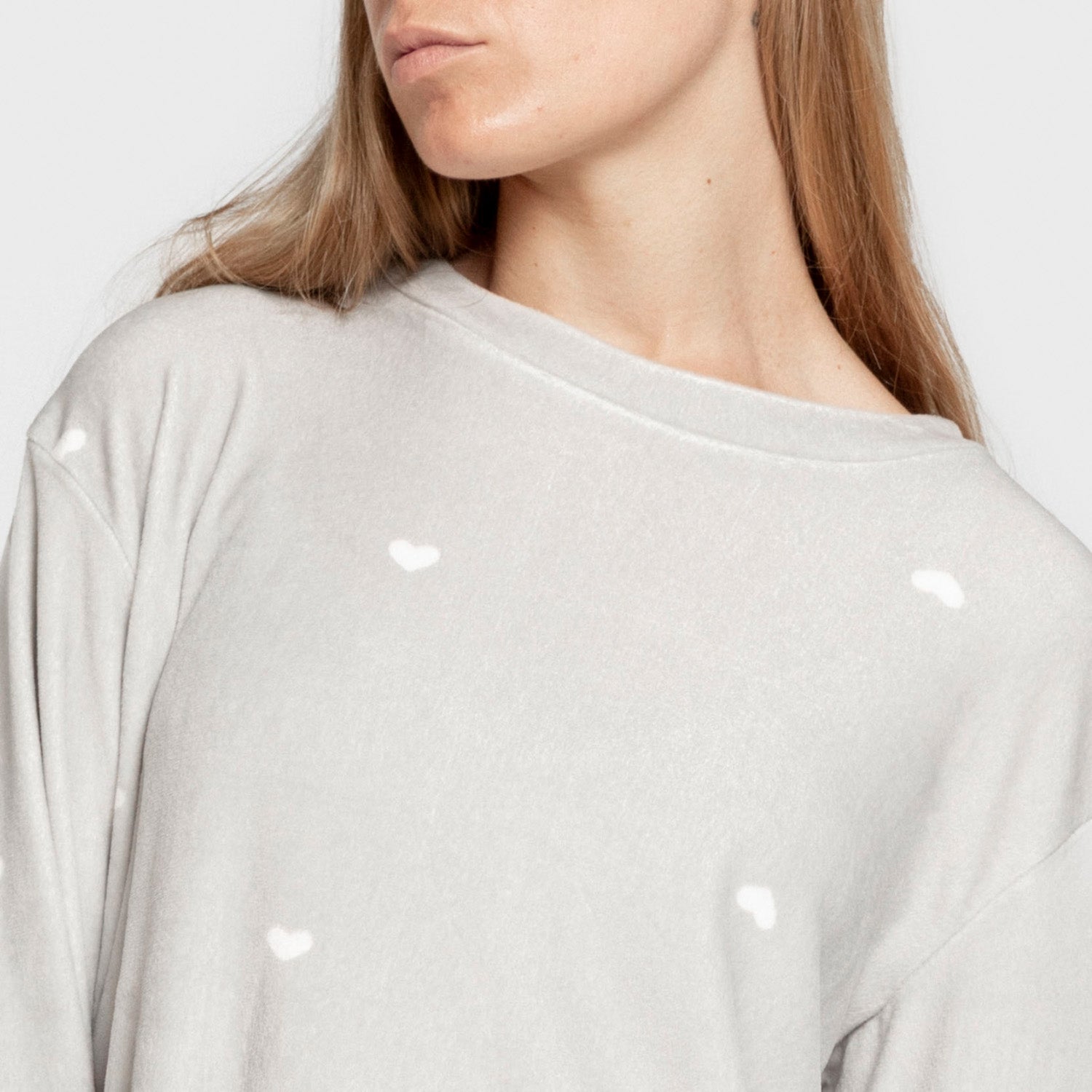 Pijama feminino de veludo super macio com estampa de corações cinza