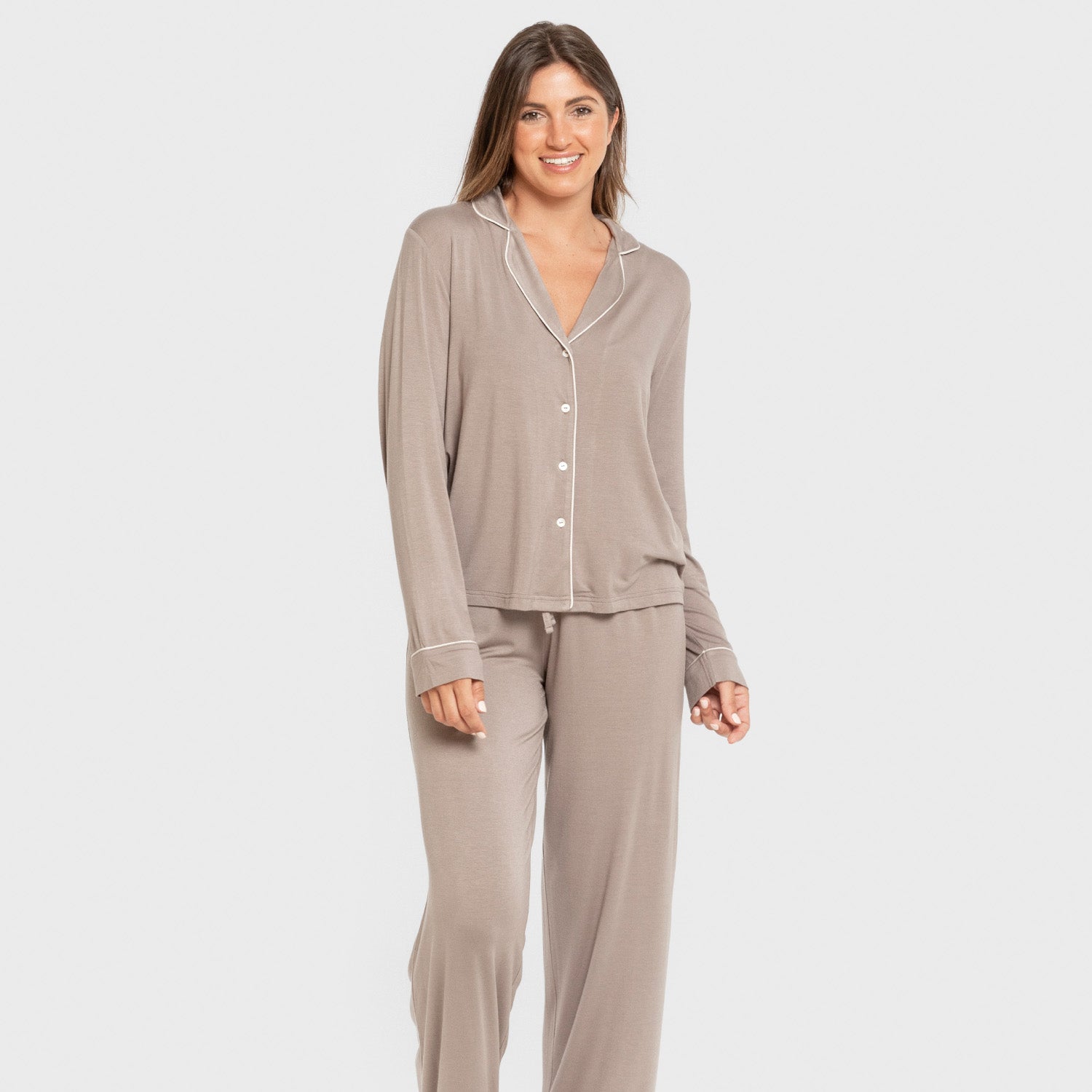 Pijama feminino de manga comprida em viscose, estilo camisa, cor vison.