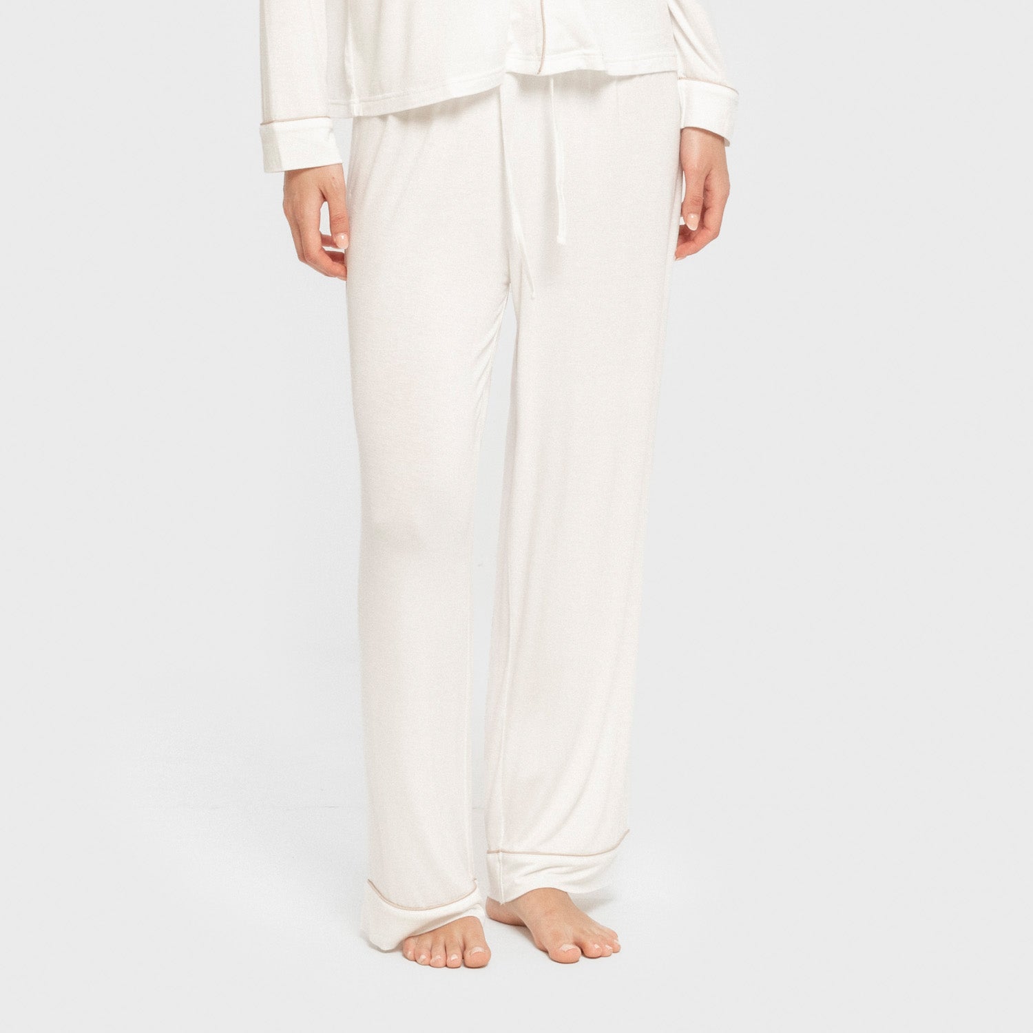 Pijama feminino de manga comprida em viscose, branco natural.
