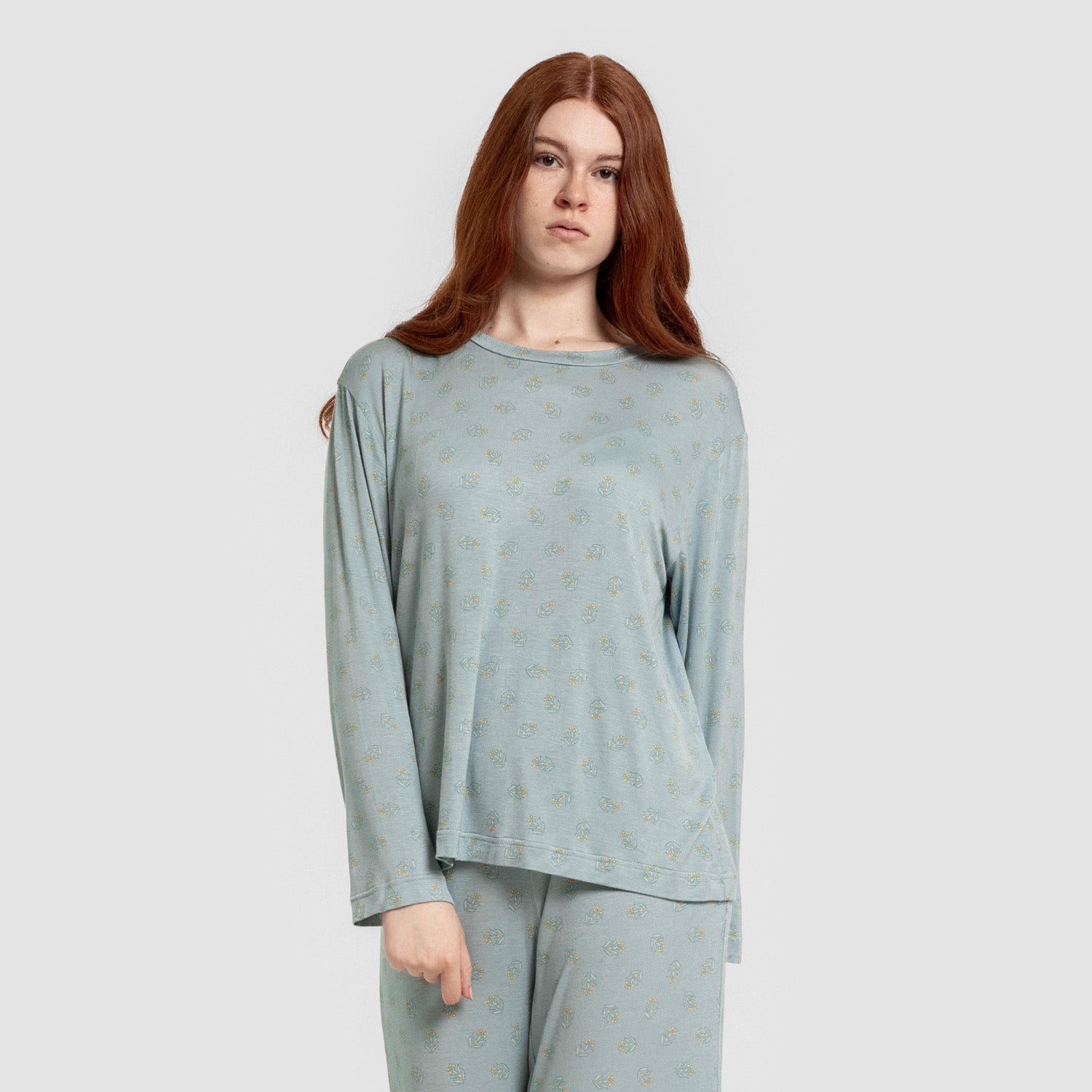 Pijama longo feminino de viscose, cor azul-turquesa, perfeito para a primavera.