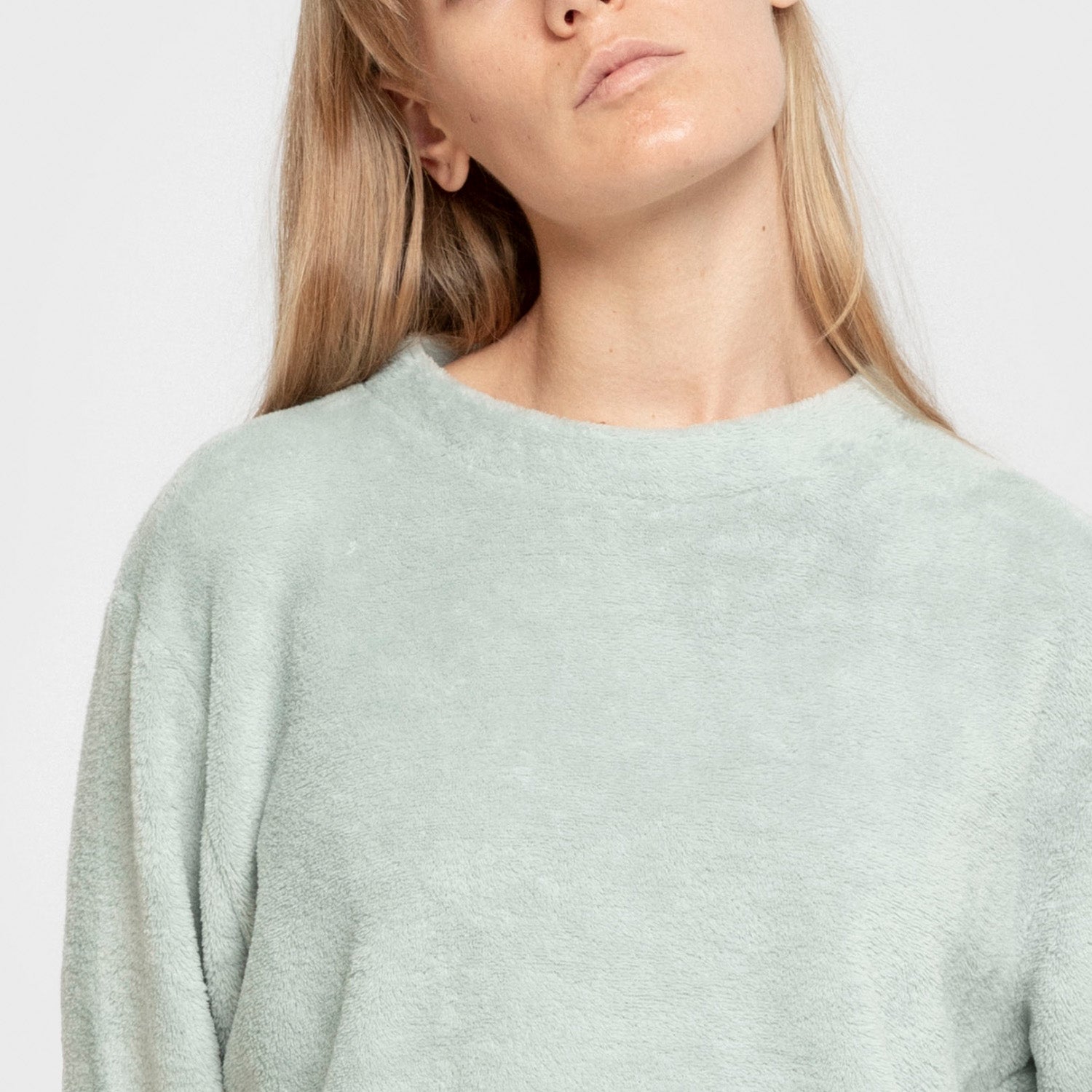 Pijama coral com estampa espinha de peixe verde Tiffany.