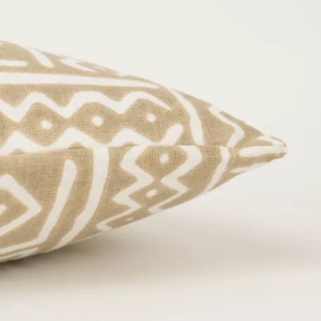 Almofada antimanchas Vinuesa arena 50x50