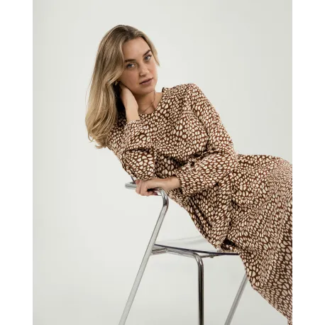 Vestido midi de manga comprida em viscose com decote em V Serum tijolo