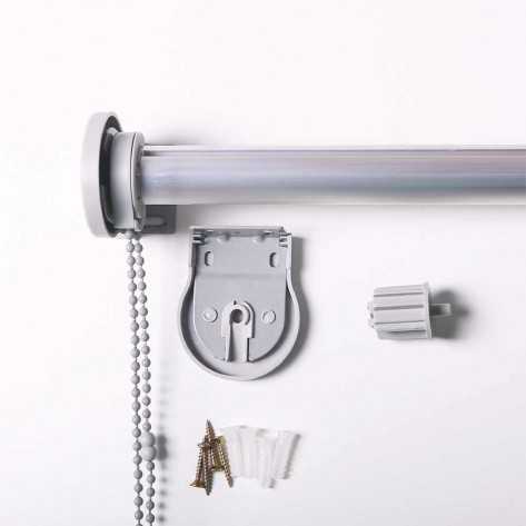 Estore de enrolar tela cinza e branca com corrente