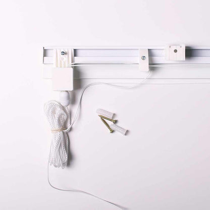 Cortina romana branca Morris com cordão