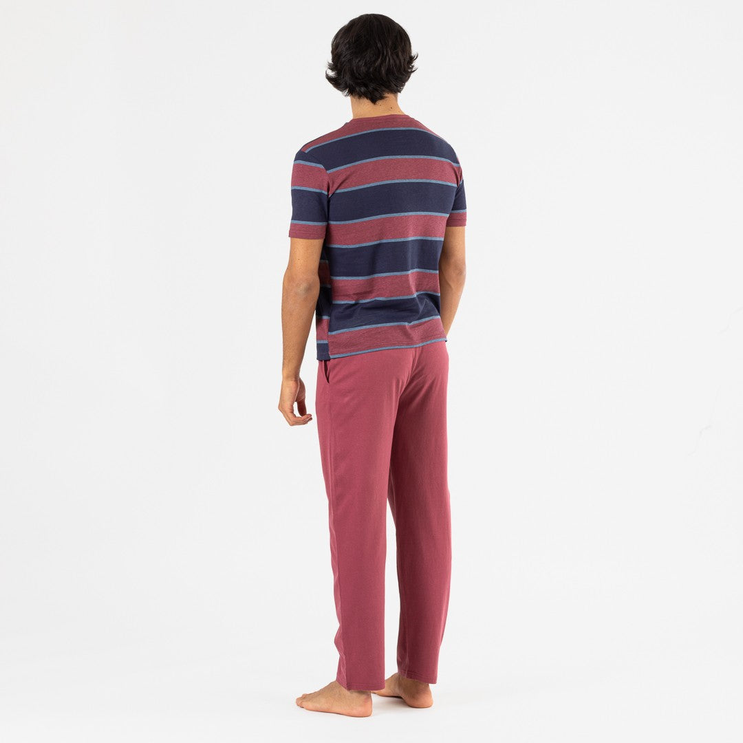 Pijama masculino Tadeo de manga curta na cor bordô.