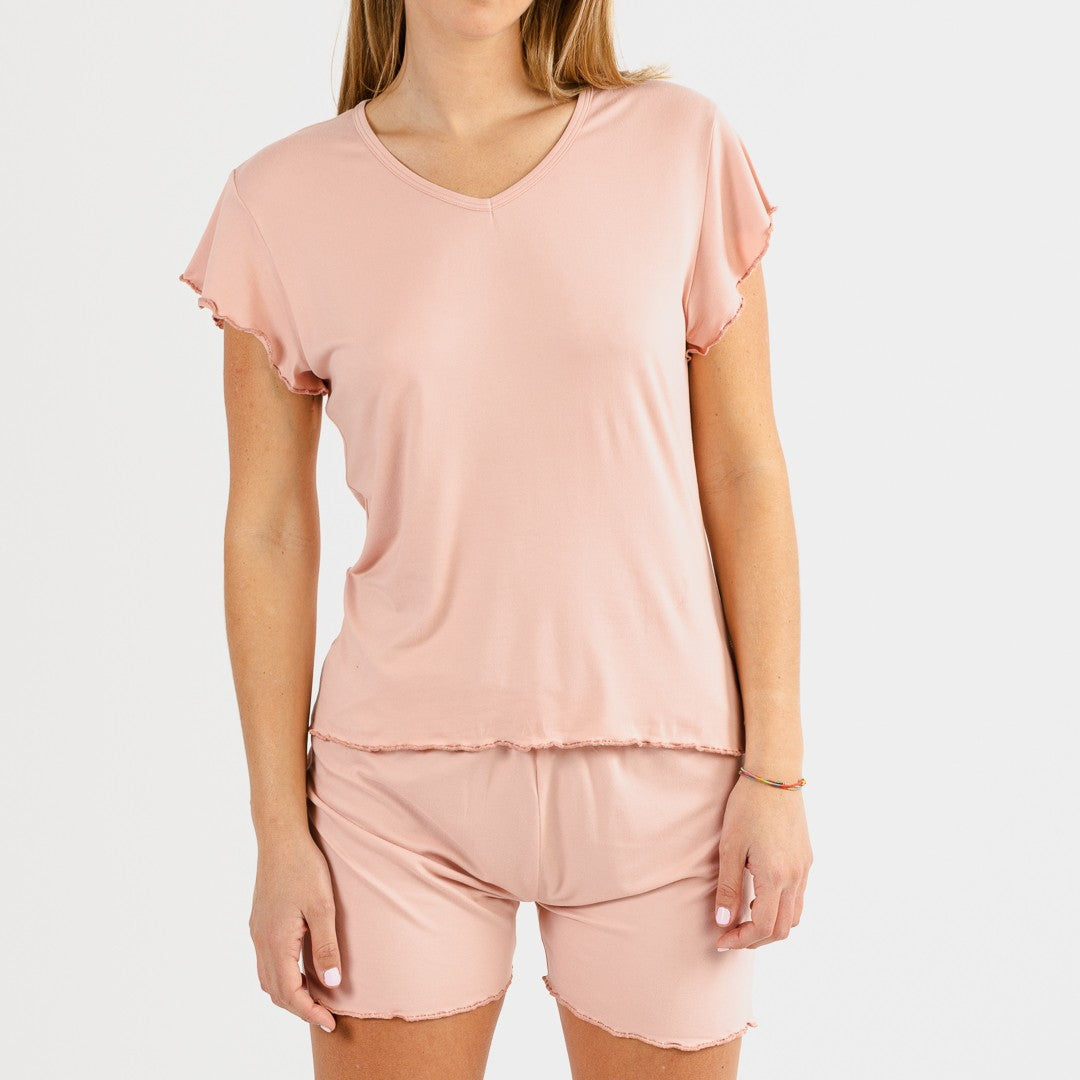Pijama curto feminino em malha de seda rosa claro.