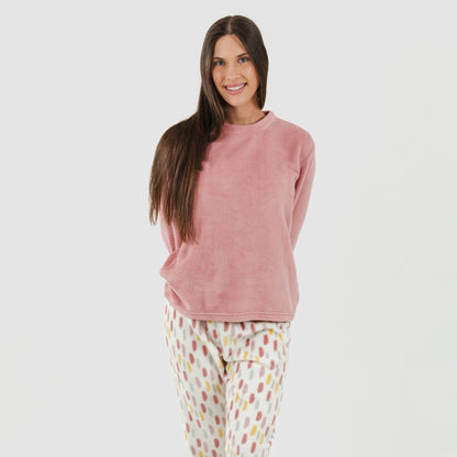 Pijama coral com bolinhas lilás e rosa.