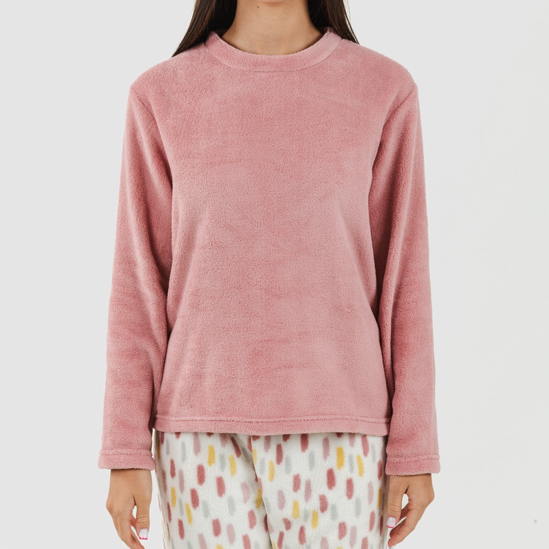 Pijama coral com bolinhas lilás e rosa.