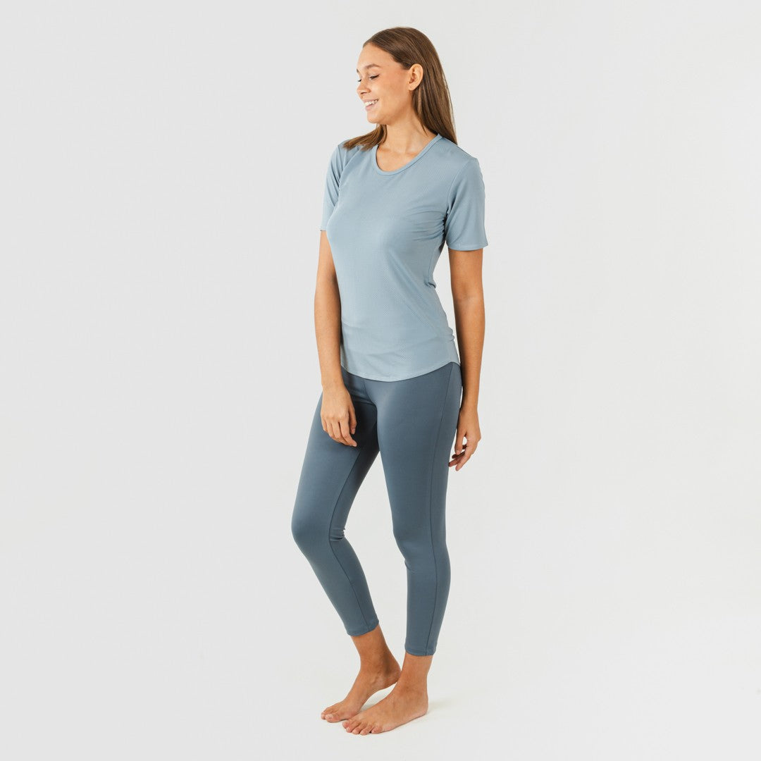 Conjunto esportivo feminino de leggings compridas em tons de índigo claro/escuro.