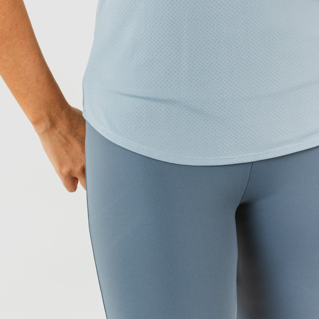 Conjunto esportivo feminino de leggings compridas em tons de índigo claro/escuro.