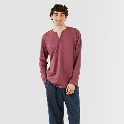 Pijama masculino comprido com botões na cor bordô e azul-marinho.